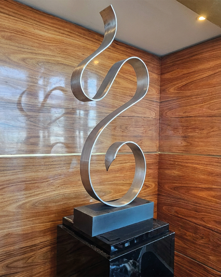 Sculpture monumentale en inox pour décoration intérieure