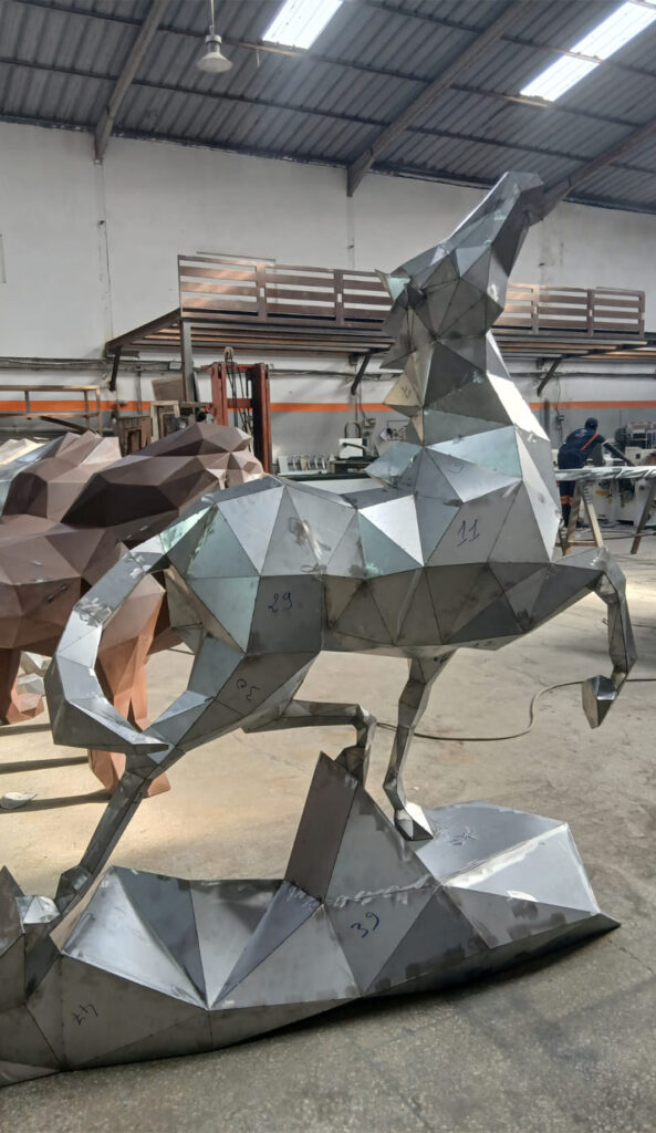 Atelier de sculpture métallique avec cheval polygonal en fabrication