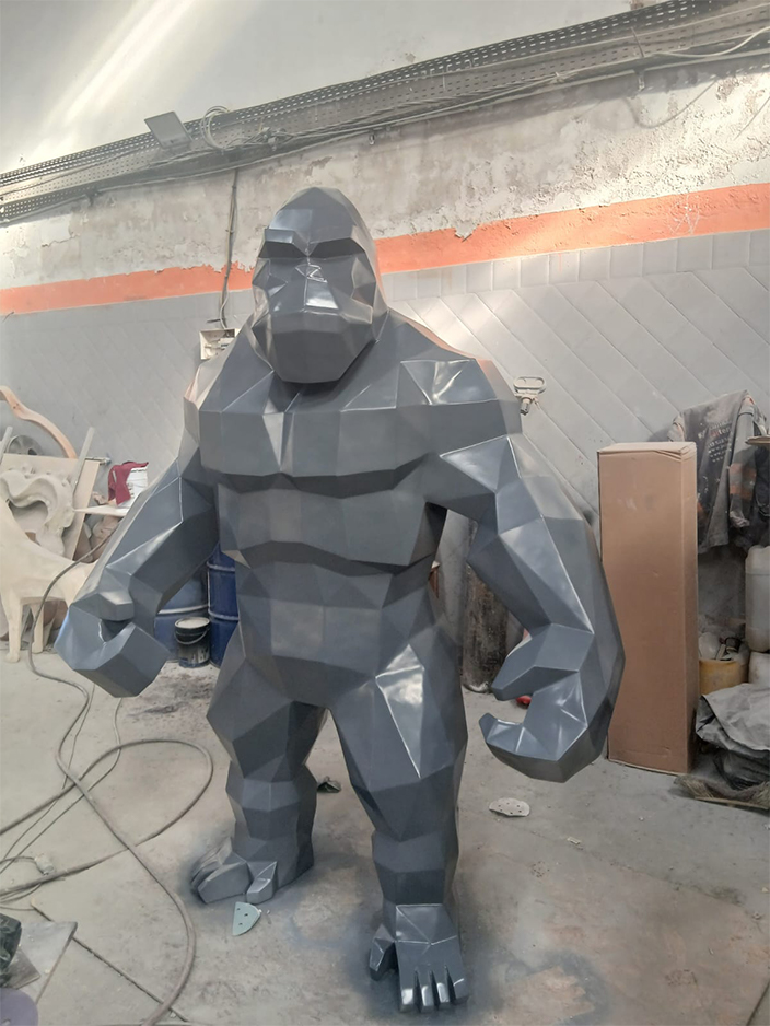 Fabrication sculpture de gorille polygonal en atelier