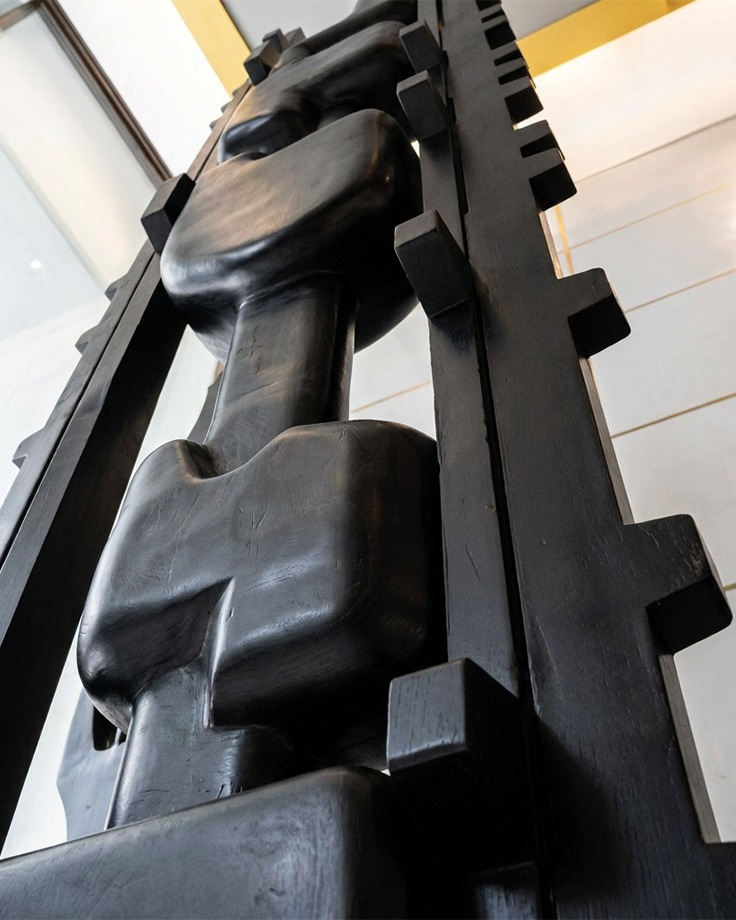 Sculpture monumentale noire pour espace architectural intérieur
