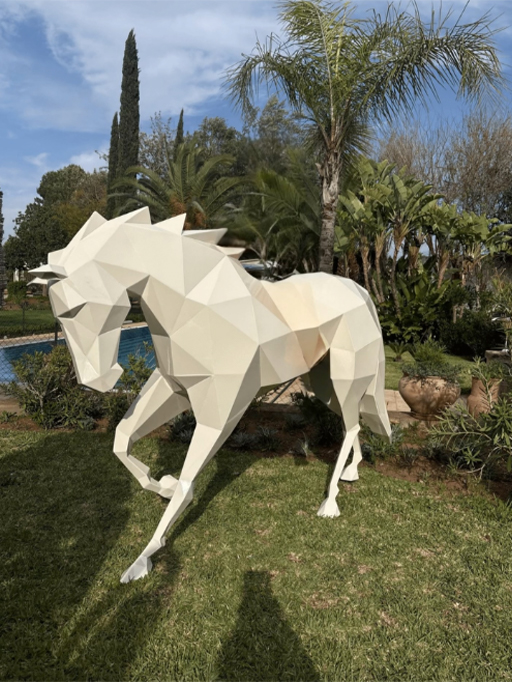 Sculpture Maroc de cheval polygonal blanc dans un jardin