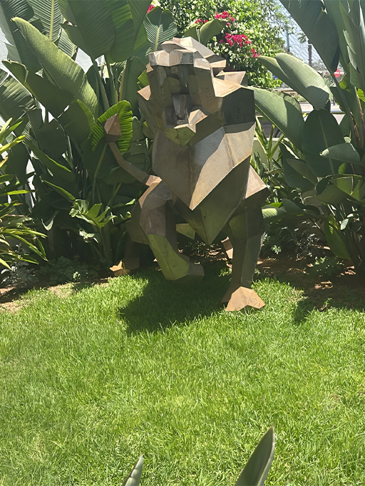 Sculpture Maroc de lion facetté installée dans un jardin