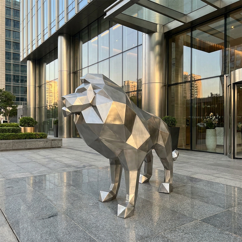 Sculpture Maroc de lion polygonal en inox devant un bâtiment moderne